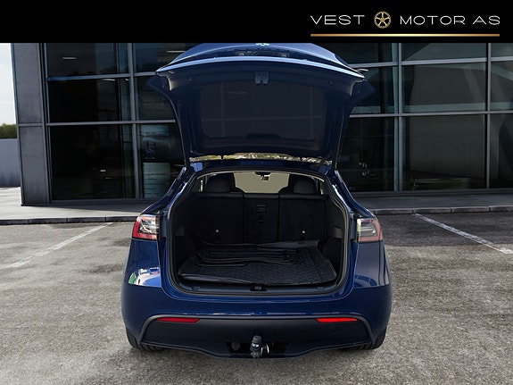 Tesla Model Y 7 of 30