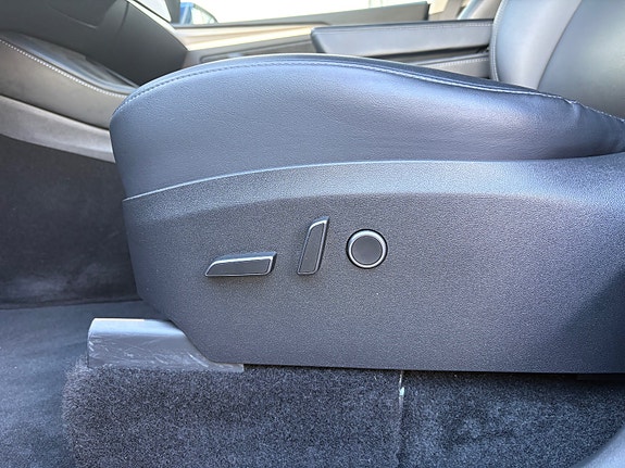 Tesla Model Y 23 of 30