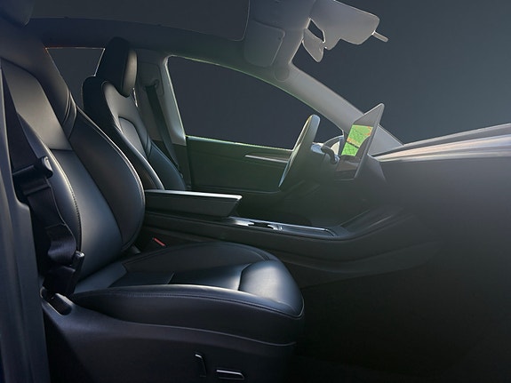 Tesla Model Y 12 of 30