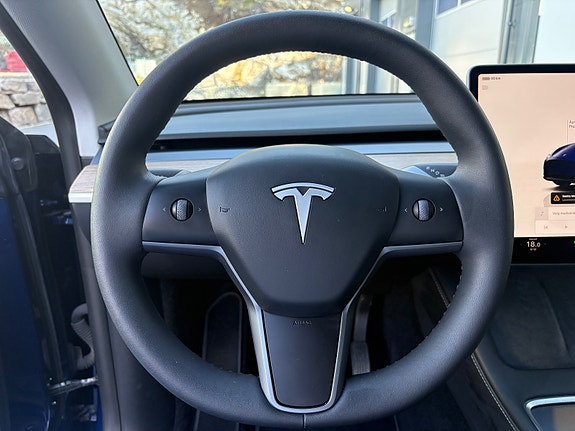 Tesla Model Y 21 of 30