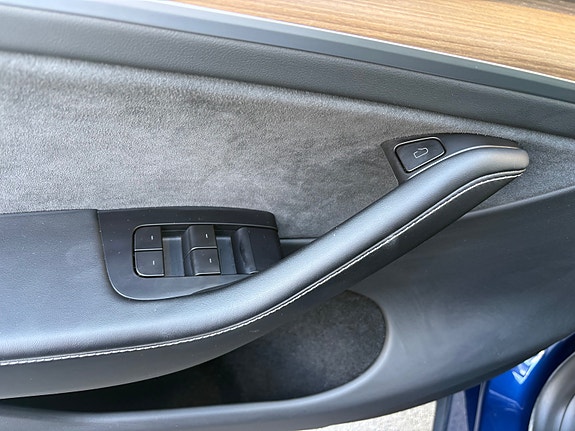 Tesla Model Y 22 of 30