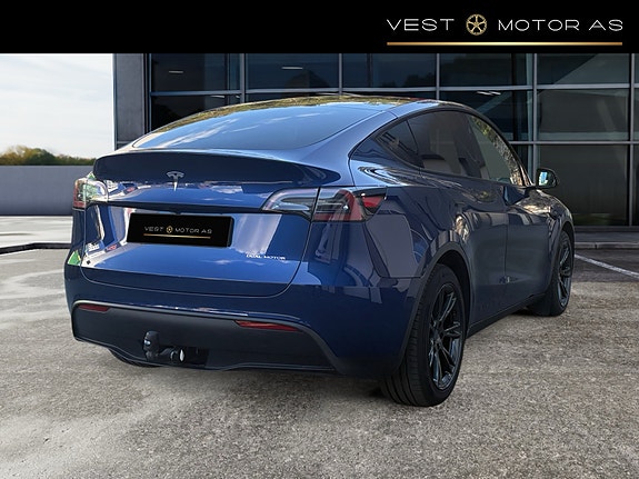 Tesla Model Y 8 of 30