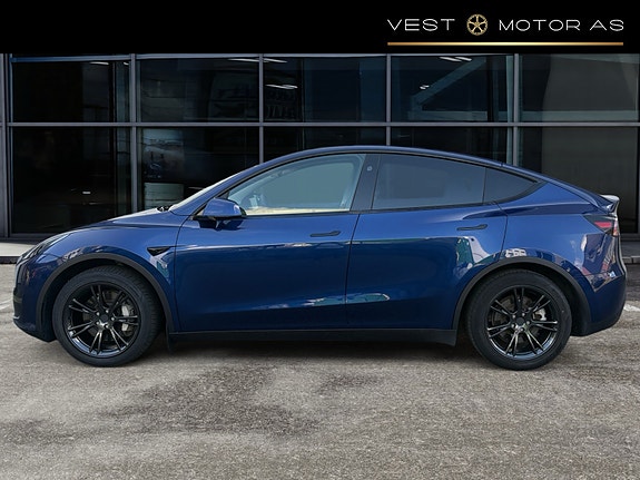 Tesla Model Y 4 of 30