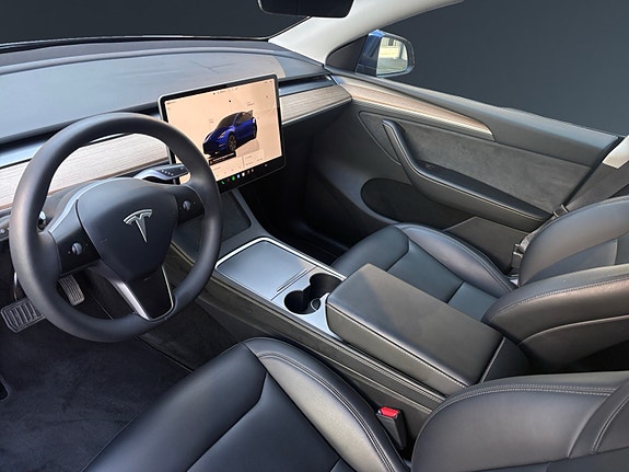 Tesla Model Y 10 of 30