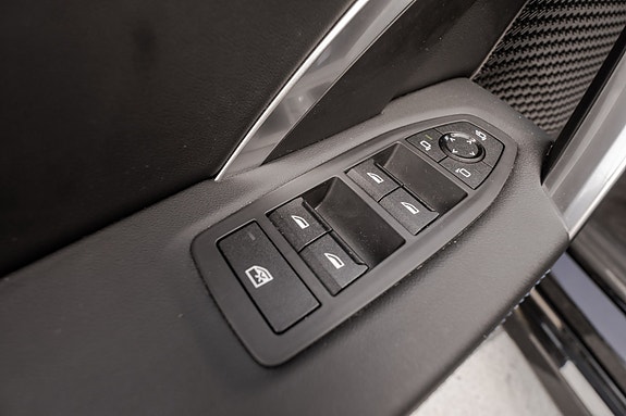 BMW iX1 25 of 30