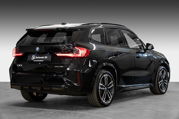 BMW iX1 4 of 30