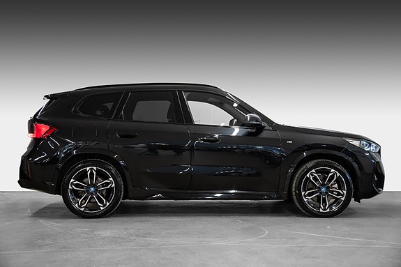 BMW iX1 5 of 30