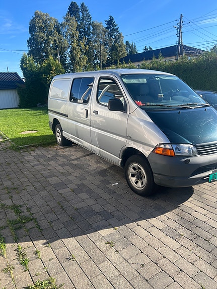Toyota HiAce 2 of 18