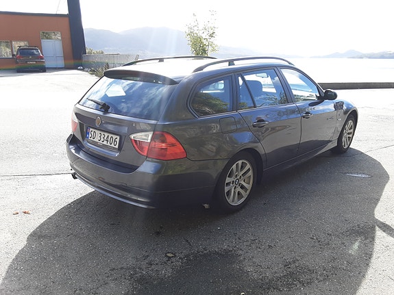 BMW 318i 3 of 10