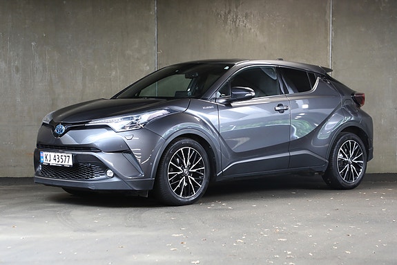 Toyota C-HR 2 of 27