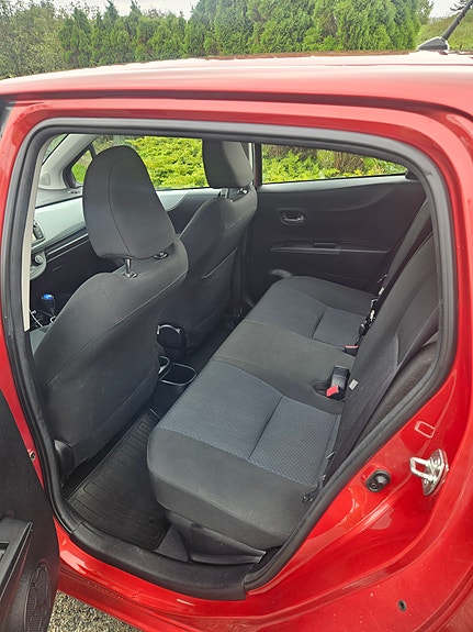 Toyota Yaris 8 of 18