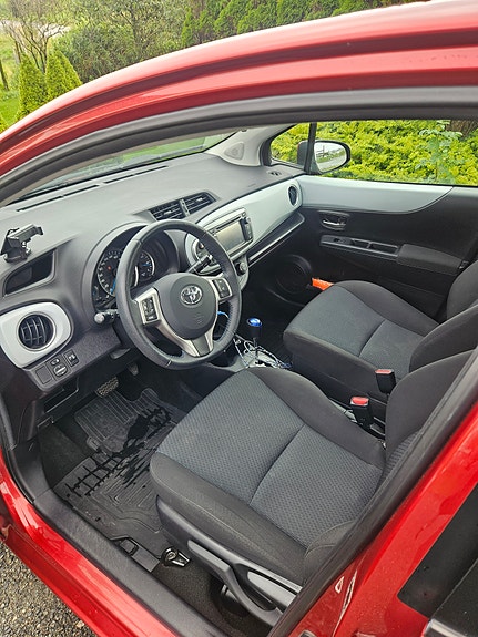 Toyota Yaris 10 of 18