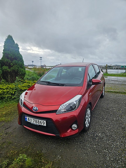Toyota Yaris 2 of 18