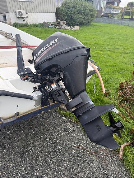 Båt med 9,9 motor og båthenger 4 of 9