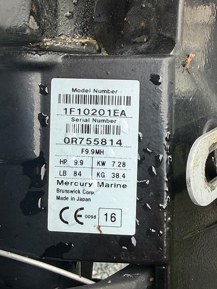 Båt med 9,9 motor og båthenger 9 of 9