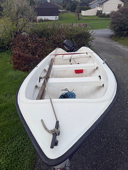 Båt med 9,9 motor og båthenger 3 of 9