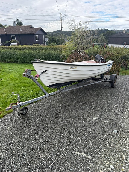 Båt med 9,9 motor og båthenger 2 of 9
