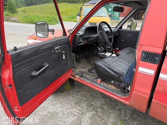 Toyota HiLux 11 of 30