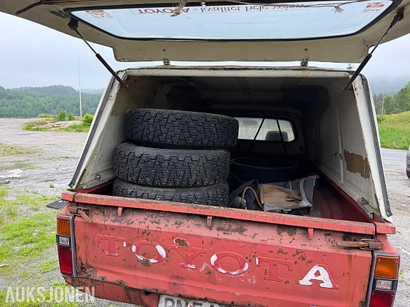 Toyota HiLux 27 of 30