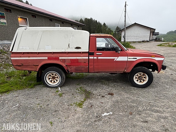 Toyota HiLux 4 of 30