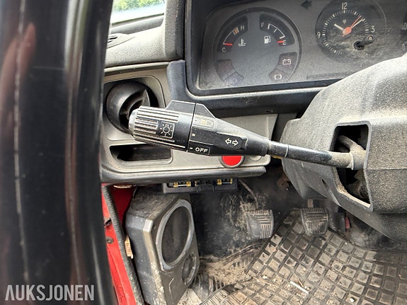 Toyota HiLux 14 of 30