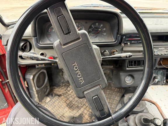 Toyota HiLux 13 of 30