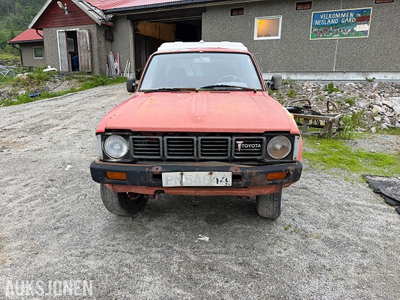 Toyota HiLux 2 of 30