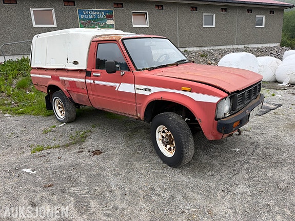 Toyota HiLux 3 of 30