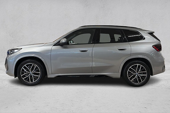 BMW iX1 2 of 25
