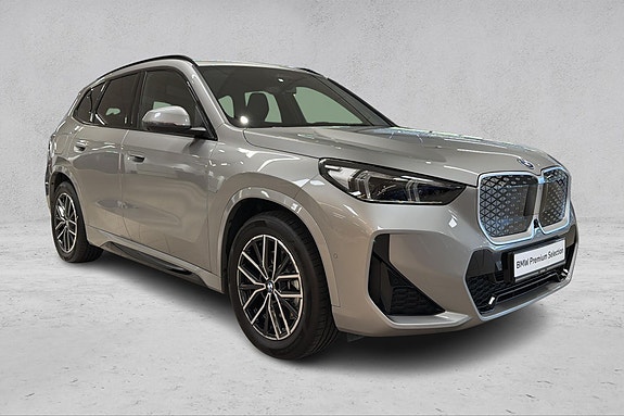 BMW iX1 7 of 25