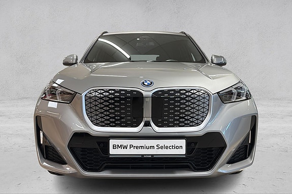 BMW iX1 8 of 25