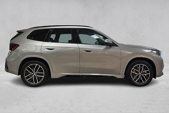 BMW iX1 6 of 25