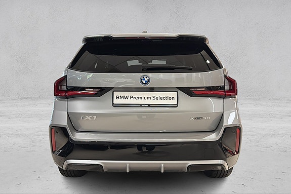 BMW iX1 4 of 25