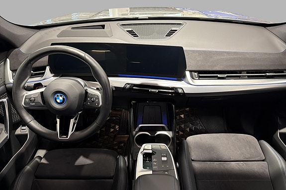 BMW iX1 10 of 25