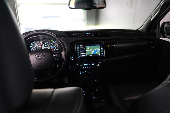 Toyota HiLux 27 of 30