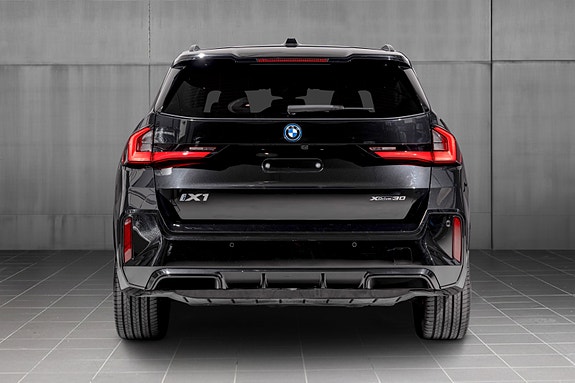 BMW iX1 5 of 30