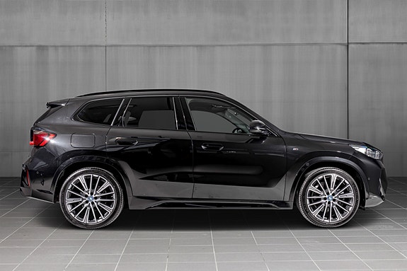 BMW iX1 10 of 30