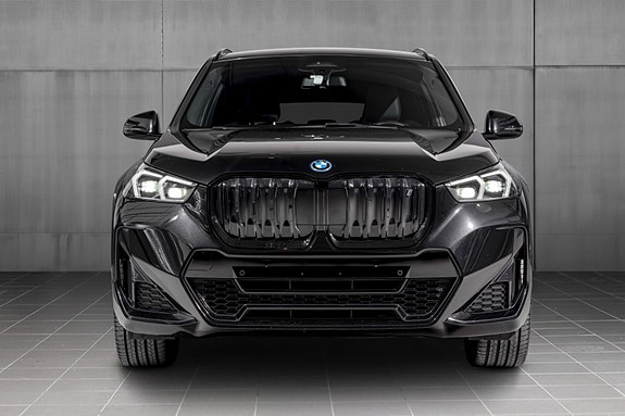 BMW iX1 2 of 30