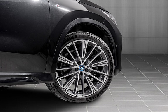 BMW iX1 11 of 30
