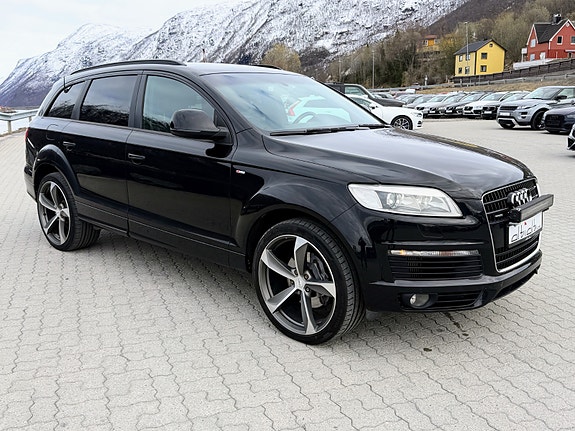 Audi Q7 2 of 12
