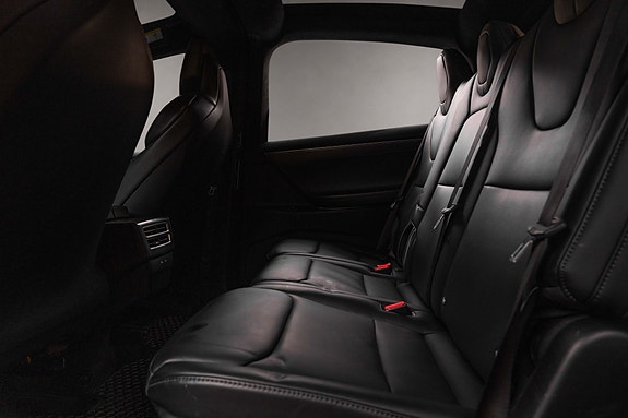 Tesla Model X 16 of 29