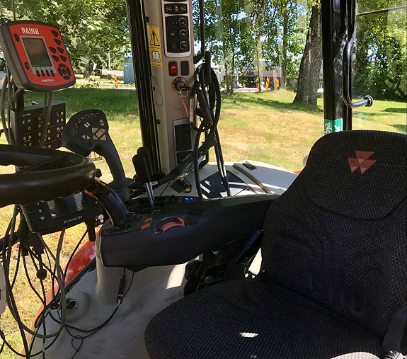 Massey Ferguson 5713 Efficient D4 10 of 15