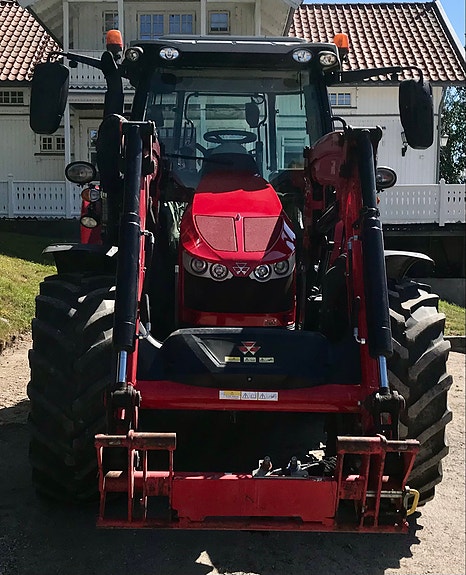 Massey Ferguson 5713 Efficient D4 9 of 15
