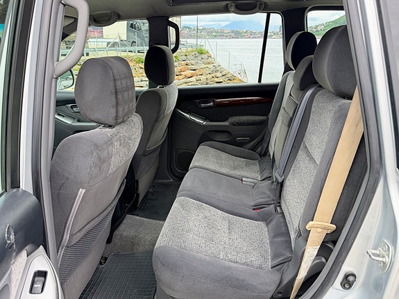 Toyota Land Cruiser 7 of 11