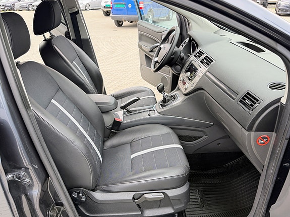 Ford Kuga 8 of 11