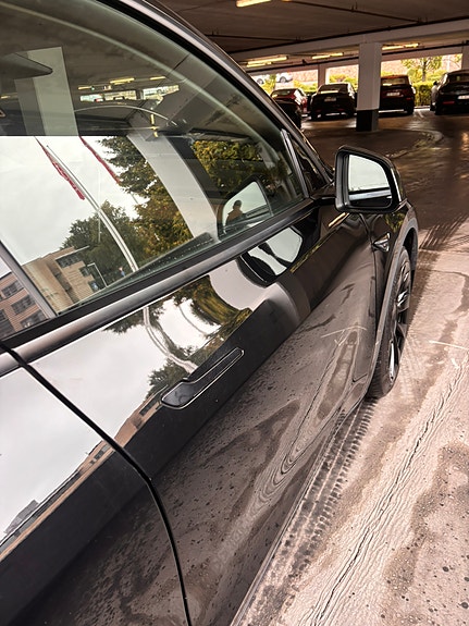 Tesla Model Y 29 of 30