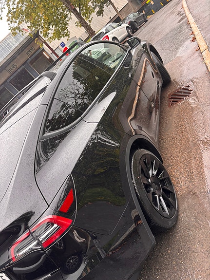 Tesla Model Y 3 of 30
