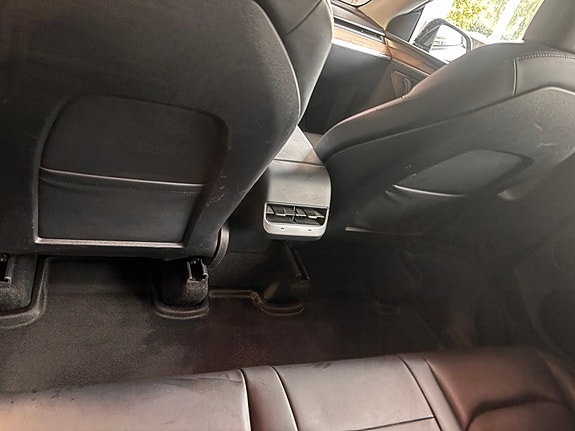 Tesla Model Y 21 of 30