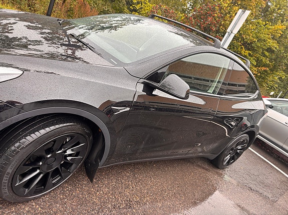 Tesla Model Y 14 of 30