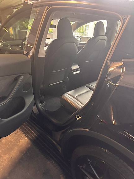 Tesla Model Y 23 of 30
